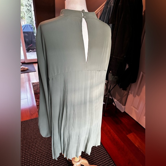 Asos high neck - slit sleeve - pleated - flattering to everyone - Picture 2 of 5